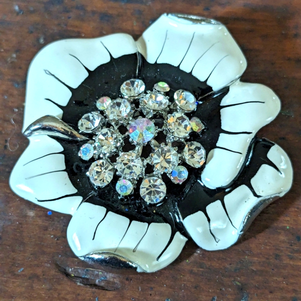 Vintage brooch, 2 inches. FINAL PRICE DROP 💧💧💧💧💧💧